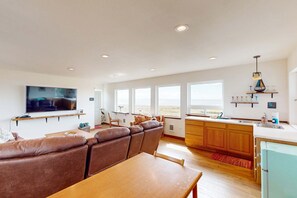 Living area - 3000 sq ft private home with bay views, pool table, firepit, outdoor bar & grill (Ilwaco)