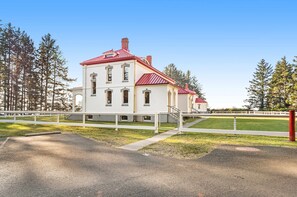 Exterior - 3000 sq ft private home with bay views, pool table, firepit, outdoor bar & grill (Ilwaco)