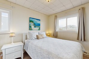 2 bedrooms, iron/ironing board, WiFi