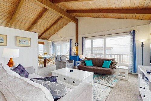 Ocean-view home with beach access - walk to Nye Beach, shops, and dining