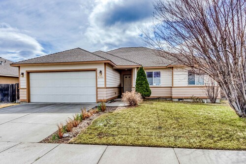 Dog-friendly home with enclosed yard, fireplace, W&D, central AC, & streaming