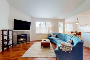 TV, fireplace - Dog-friendly home with enclosed yard, fireplace, W&D, central AC, & streaming (Redmond)