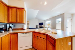 Fridge, microwave, oven, stovetop - Dog-friendly home with enclosed yard, fireplace, W&D, central AC, & streaming (Redmond)