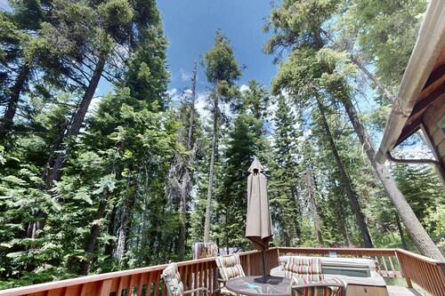 Vintage Cottage with Private Hot Tub, Fireplace & Deck - Walk to the Lake, Dogs OK