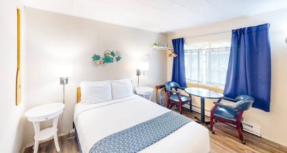Retro-fun beach suite near beach with fast WiFI - walk to downtown shops