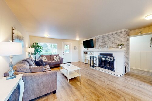 On the Water's Edge: Dog-Friendly, Crabbing, Bridge Views & More