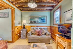 TV, fireplace, DVD player, offices - Home with Guest Cottage & Private Hot Tub - Close Beach Access, Dogs OK (Florence)
