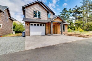 Exterior - Kid-friendly house with fireplace, entertainment, and nearby beach access (Manzanita)