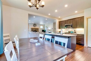 Dining - Kid-friendly house with fireplace, entertainment, and nearby beach access (Manzanita)