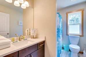 Shower, hair dryer, towels - Kid-friendly house with fireplace, entertainment, and nearby beach access (Manzanita)