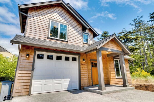 Exterior - Kid-friendly house with fireplace, entertainment, and nearby beach access (Manzanita)