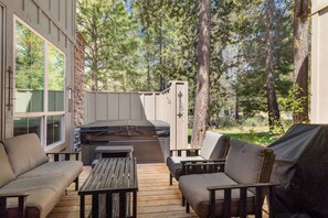 Terrace/patio - Dog-Friendly Home by Village with Private Hot Tub & SHARC Passes - On Bike Path (Sunriver)