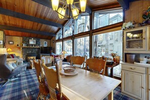 Dining - Serene home with deck, private hot tub, shared pool - plus 8 SHARC passes (Sunriver)