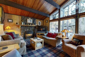 TV, fireplace, DVD player, offices - Serene home with deck, private hot tub, shared pool - plus 8 SHARC passes (Sunriver)