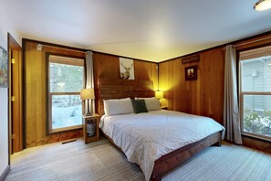 3 bedrooms, iron/ironing board, WiFi, bed sheets - Serene home with deck, private hot tub, shared pool - plus 8 SHARC passes (Sunriver)