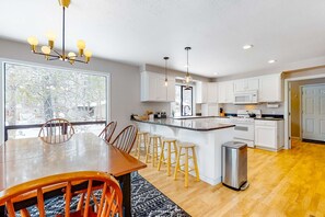 Dining - Dog-friendly gem near the Village & resort with SHARC passes & amazing views (Sunriver)