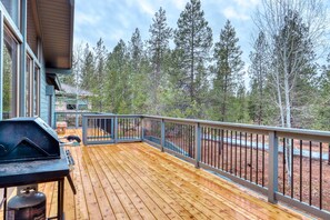 Terrace/patio - Dog-friendly gem near the Village & resort with SHARC passes & amazing views (Sunriver)