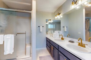 Shower, hair dryer, towels, shampoo - Dog-friendly gem near the Village & resort with SHARC passes & amazing views (Sunriver)