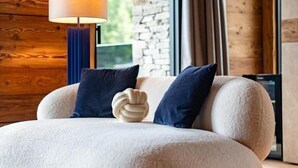 Un dormitorio acogedor con una cama redonda, una lámpara y vistas al exterior.