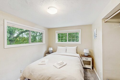 Upper level of duplex with a large deck & mountain view - dog friendly for 1 dog