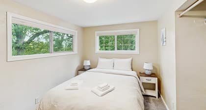 Upper level of duplex with a large deck & mountain view - dog friendly for 1 dog