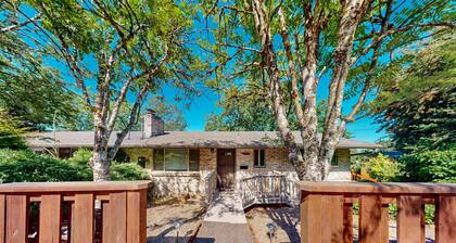 Upper level of duplex with a large deck & mountain view - dog friendly for 1 dog