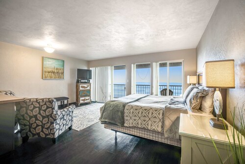 Convenient oceanfront studio condo with ocean view and seasonal pool