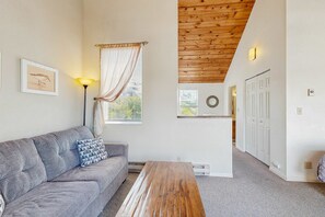 TV, offices - Family-Friendly Waterfront Studio with High-Speed WiFi, Marina View, & Kitchenette (Newport)