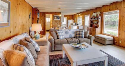 Cozy Cottage with Spectacular Ocean Views - Dog Friendly
