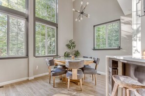 Dining - Cozy chalet with private hot tub & access to pool & tennis- walk to Sandy River (Rhododendron)