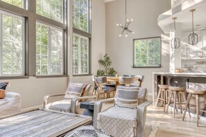 TV, fireplace, offices - Cozy chalet with private hot tub & access to pool & tennis- walk to Sandy River (Rhododendron)