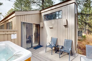 Terrace/patio - Charming home with fireplace, hot tub, WiFi, SHARC access, bikes (Sunriver)
