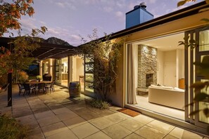 Outdoor dining - Arrowtown Home near Golf, Biking & Walking Trails (Arrowtown)