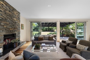 TV, fireplace, books, stereo - Arrowtown Home near Golf, Biking & Walking Trails (Arrowtown)