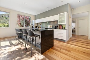 Fridge, microwave, oven, stovetop - Arrowtown Home near Golf, Biking & Walking Trails (Arrowtown)