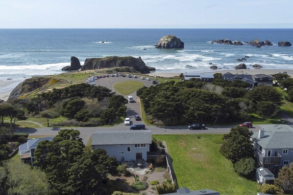 Uma área residencial à beira-mar, com casas, estacionamento e praia.