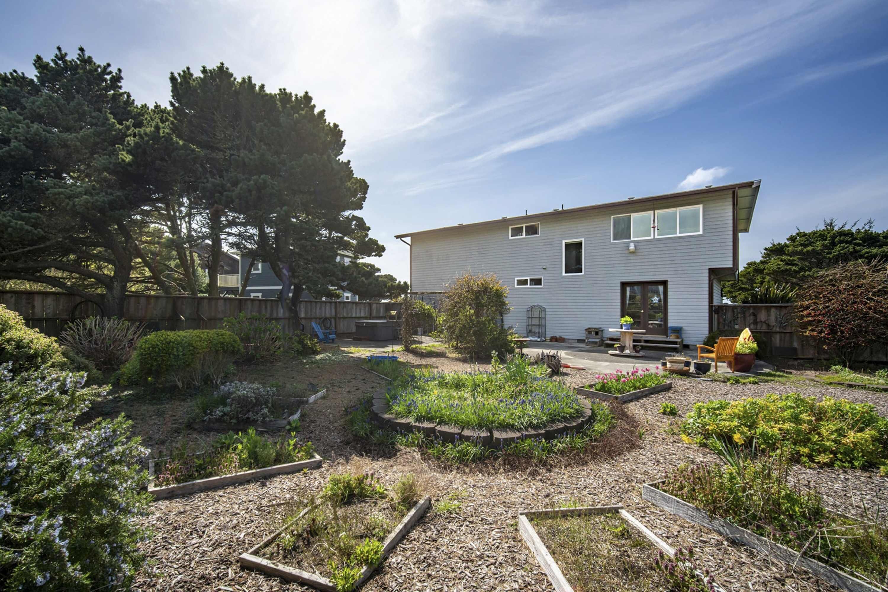 Il s’agit d’une propriété résidentielle dotée d’un jardin, d’une terrasse en bois et d’une maison à deux étages.