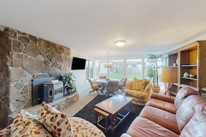 TV - Ocean view 70s-themed home with beach access, grill, funky interior, & W&D (Bandon)