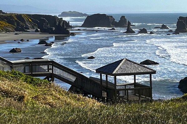 Beach nearby - Ocean view 70s-themed home with beach access, grill, funky interior, & W&D (Bandon)