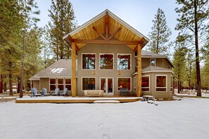 Exterior - Deschutes Forest views with game room, pools, hot tub, & on-site golf (Black Butte Ranch)