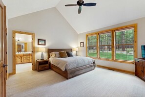 4 bedrooms, WiFi, bed sheets - Deschutes Forest views with game room, pools, hot tub, & on-site golf (Black Butte Ranch)
