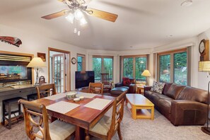 TV, fireplace, DVD player, offices - Nature's Perfect Retreat - Wallowa Lookout - Stunning Views, Cozy Comfort (Joseph)