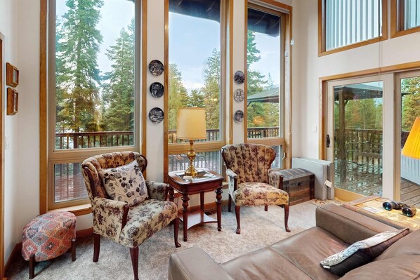 TV, fireplace, DVD player, offices - Nature's Perfect Retreat - Wallowa Lookout - Stunning Views, Cozy Comfort (Joseph)