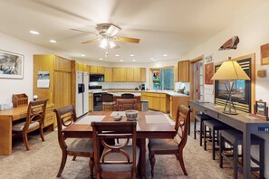 Dining - Nature's Perfect Retreat - Wallowa Lookout - Stunning Views, Cozy Comfort (Joseph)