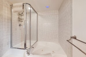 Douche, sèche-cheveux, serviettes fournies