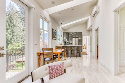 Lovely house with river & mountain views, deck, grill, washer&dryer & wood stove