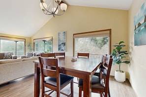 Dining - Charming riverfront home with deck, WiFi, streaming, W&D - 7 blocks to the beach (Seaside)