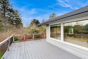 Terrace/patio - Charming riverfront home with deck, WiFi, streaming, W&D - 7 blocks to the beach (Seaside)