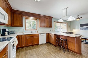 Fridge, microwave, oven, stovetop - Charming riverfront home with deck, WiFi, streaming, W&D - 7 blocks to the beach (Seaside)