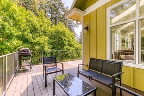 Terrace/patio - Mountain and river-view home & studio with fireplace, grills, outdoor areas (Stevenson)